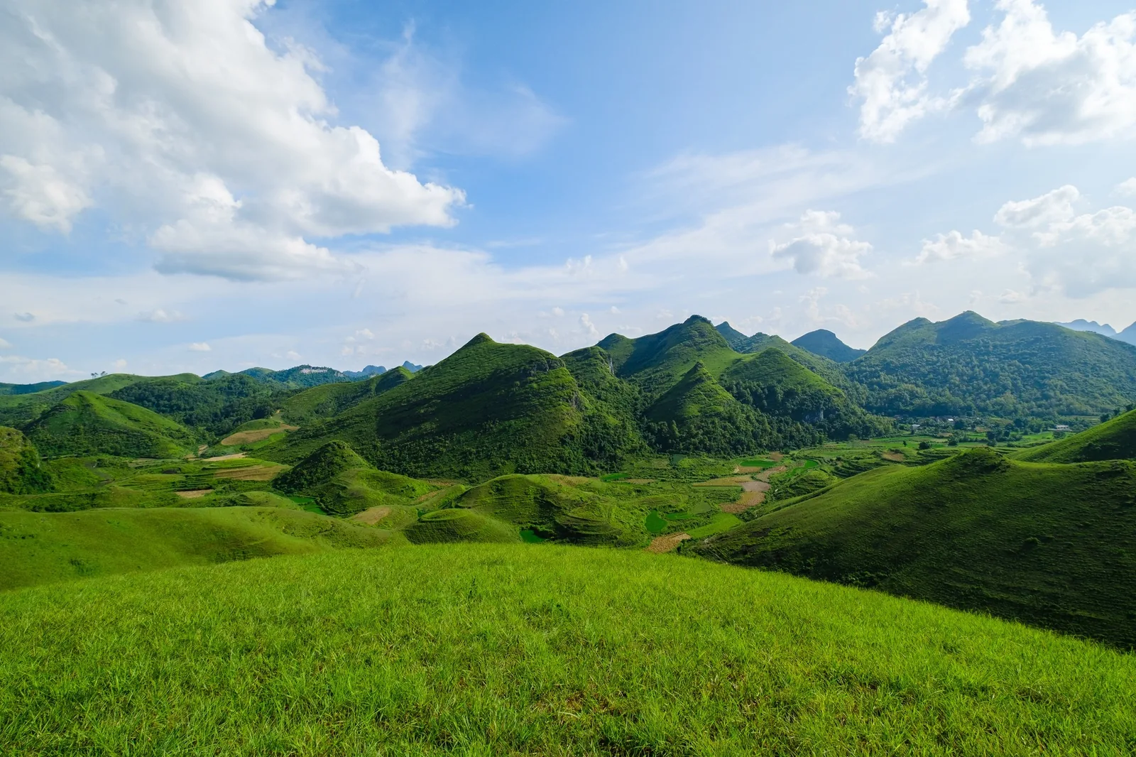 Những dãy núi và thung lũng xanh trải dài dưới bầu trời xanh ở Cao Bằng.