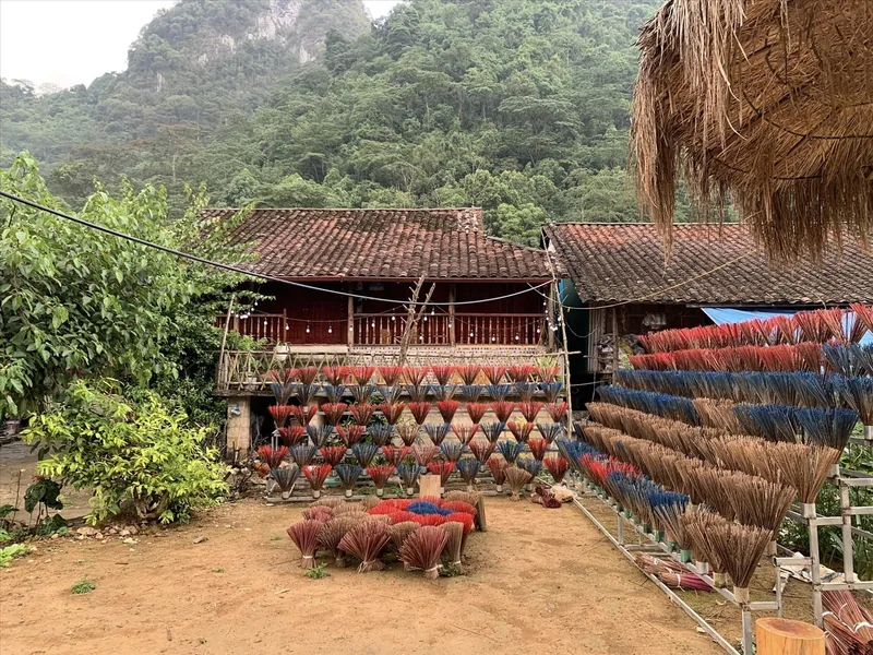 Những bó hương nhiều màu xòe hình quạt phơi trước ngôi nhà gỗ giữa núi non Cao Bằng.