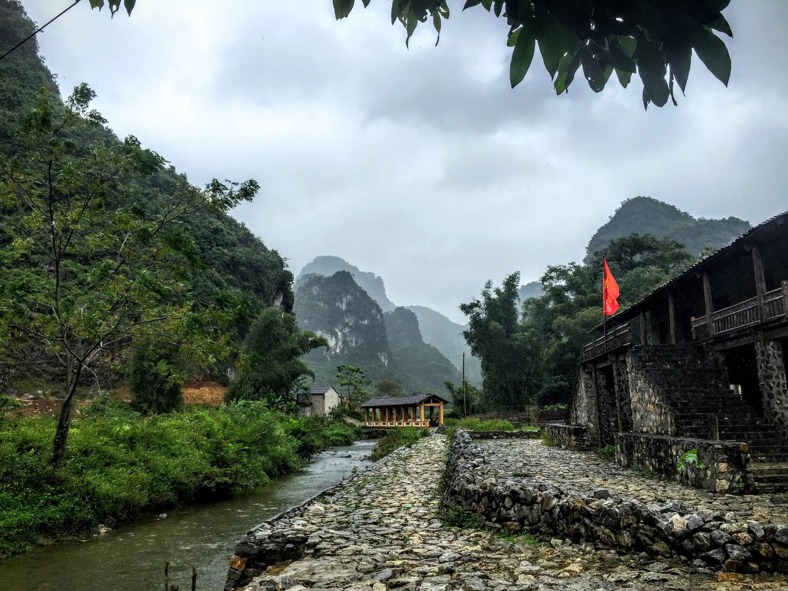 Dòng suối kè đá chảy qua bản làng người Tày dưới những dãy núi đá vôi mờ sương ở Cao Bằng. Dòng suối kè đá chảy qua bản làng người Tày dưới những dãy núi đá vôi mờ sương ở Cao Bằng.
